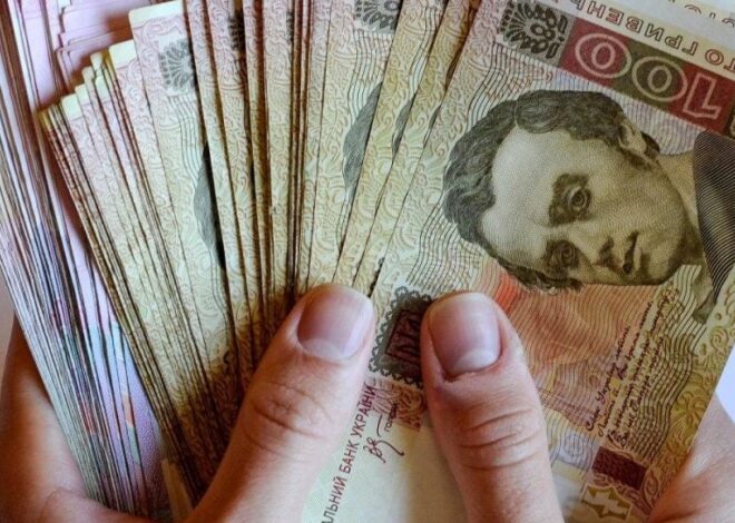 Зарплаты чиновников в Украине снова выросли: кому платят больше всего