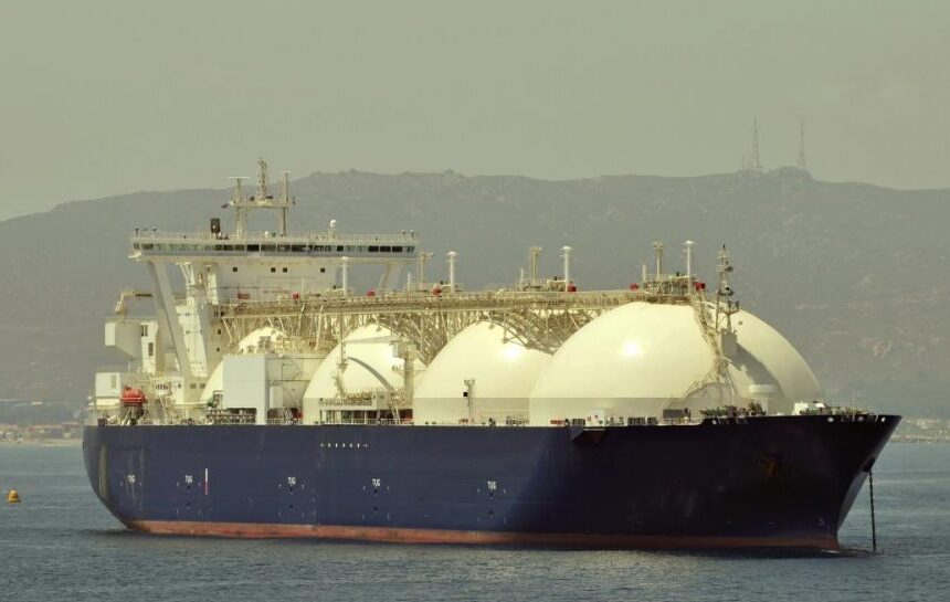 Война в Иране – впервые через Ормузский пролив прошел газовоз