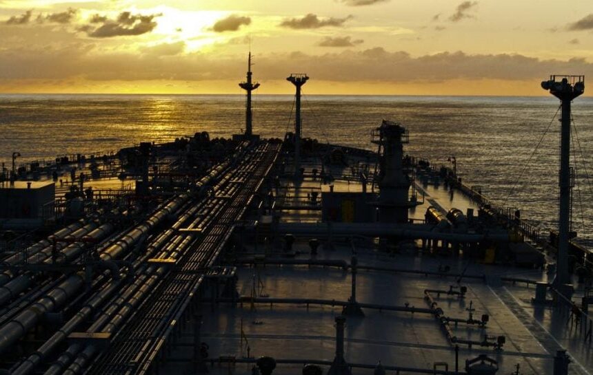 «Теневой флот» РФ – Швеция задержала танкер, подозреваемый в разливе нефти