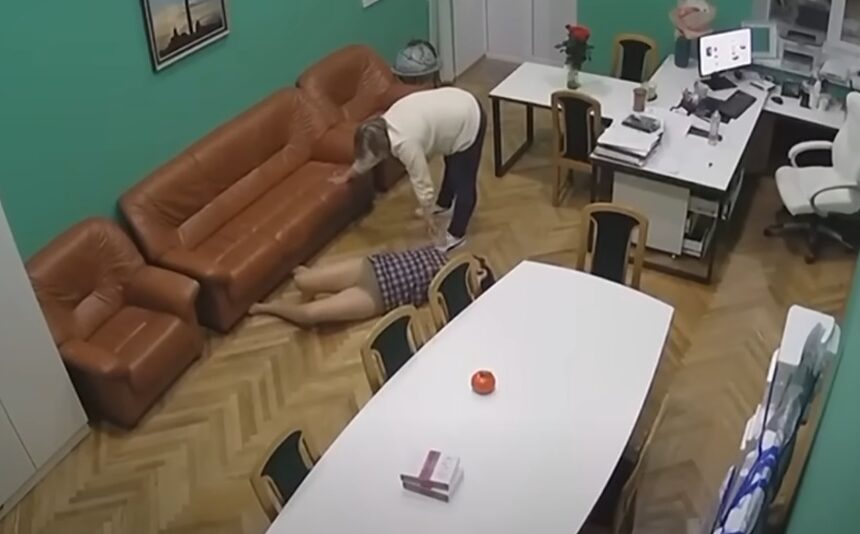 Мережу шокували кадри скандального застілля у КМДА: посадовці гуляли до нестями прямо на робочих місцях (Відео)