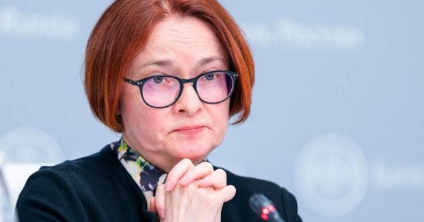 На главу Центробанка РФ давят из-за проблем в экономике,