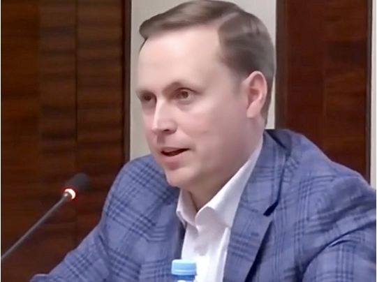 Топ-посадовець НАБУ Олександр Скомаров та його родина — батько з паспортом РФ, сестра працювала на Альперіна, а дружина — на Коломойського