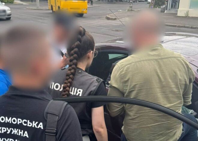 В Одессе задержали чиновника, который требовал взятку в размере $2700 за разрешение на торговлю
