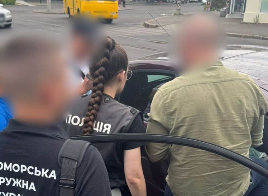 В Одессе задержали чиновника, который требовал взятку в размере $2700 за разрешение на торговлю