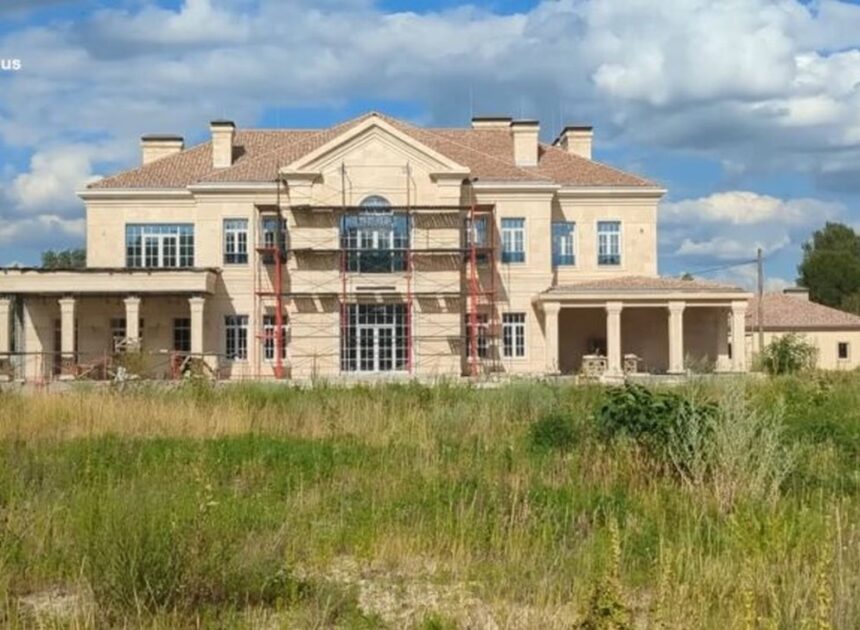 Bihus.Info: Фигурантка дела Чернышова строит элитные особняки в Козине