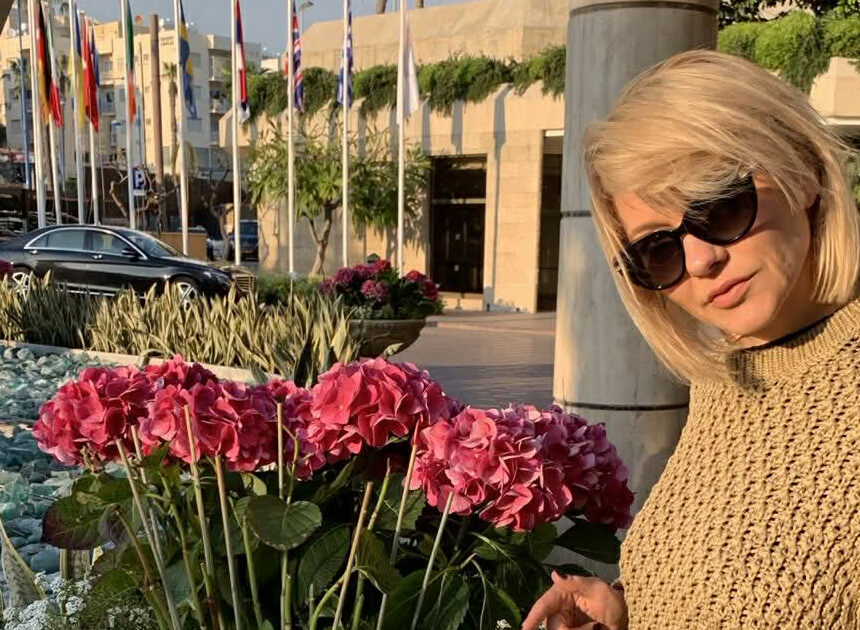 52-річна художниця Зінаїда Кубар через соцмережі відстоює «право» свого 26-річного коханого сержанта не служити ніде, окрім Києва, — ЗМІ