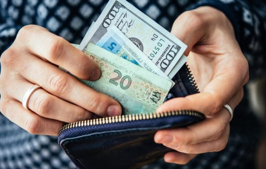 Сколько будет стоить доллар в мае: свежий прогноз банкира