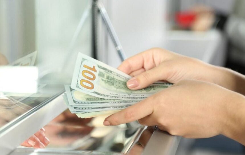 Доллар достигнет 45 гривень уже к осени: аналитик объяснил, стоит ли скупать валюту