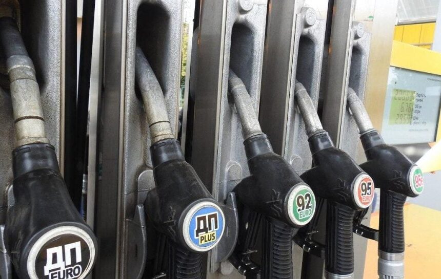 Бензин и дизтопливо подешевеют, но есть нюанс: эксперт назвал новые цены на АЗС Украины