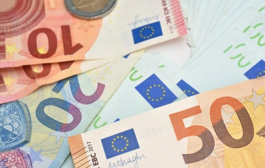 Курс валют в Украине – сколько будут стоить евро и доллар в пятницу, 17 апреля