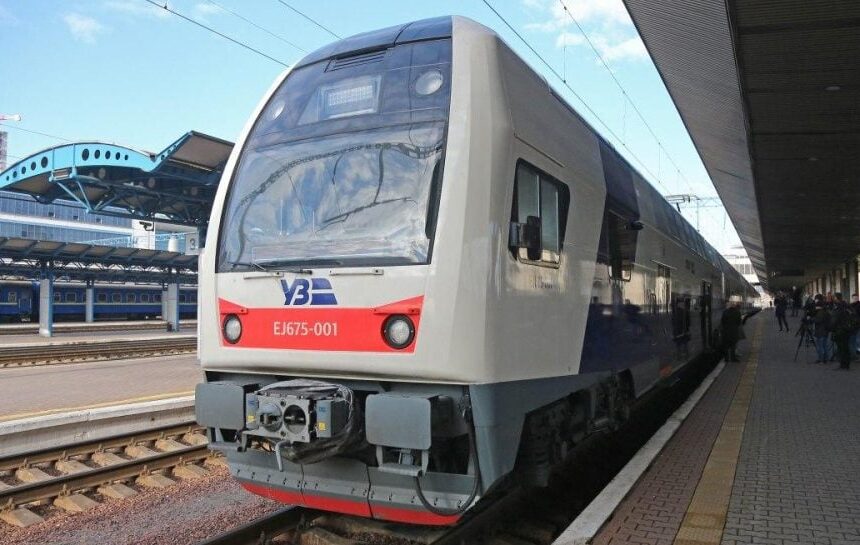 Задержка поезда из-за атаки: в «Укрзализныце» объяснили, успеет ли пассажир на рейс в Европе