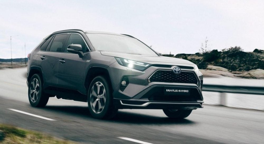 Авто в Украине – названа тройка самых популярных гибридов