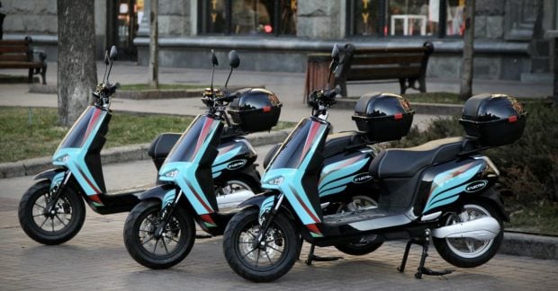 Если мопед въехал в пешеходную зону – что можно сделать