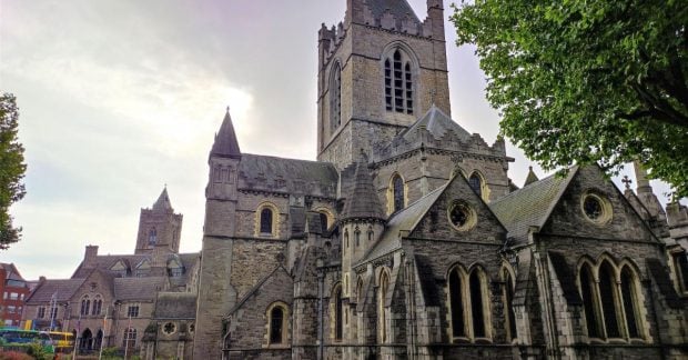 Новый поезд соединит Дублин с таинственными замками и девственными пляжами