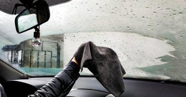 Чем и как отмыть лобовое стекло изнутри