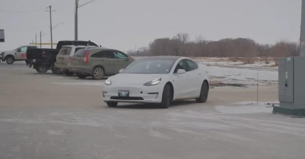 Электрокар Тесла — мужчина купил электромобиль с самым большим пробегом в Северной Америке