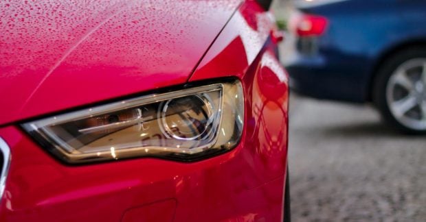 Чем заклеить трещину на фаре