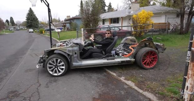 Тесла электромобиль — американец купил автомобиль без кузова всего за 2000 долларов