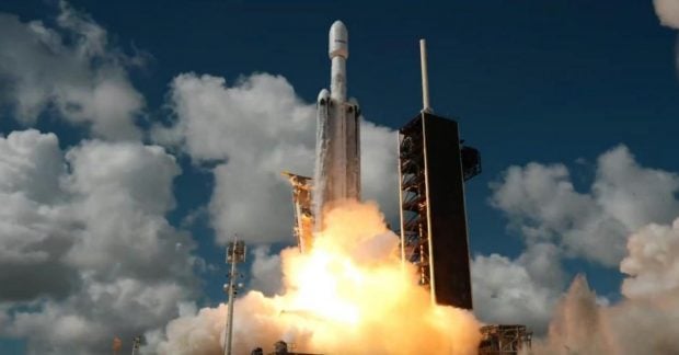 США запустили гигантскую сверхтяжелую ракету Falcon Heavy