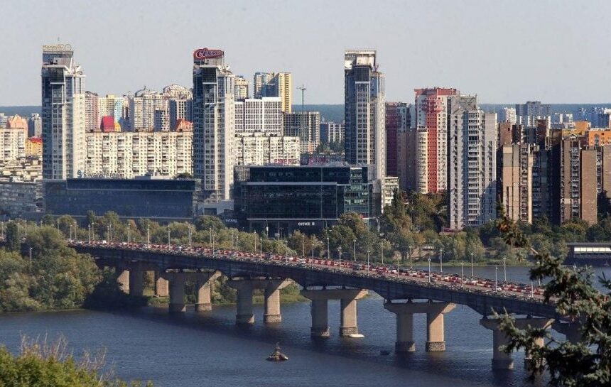 Обнаружен дефект: на мосту Патона частично ограничат движение транспорта