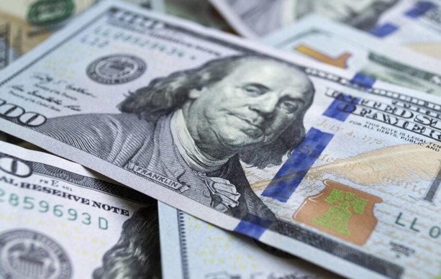 Курс доллара растет – США и Иран обвалили валюту