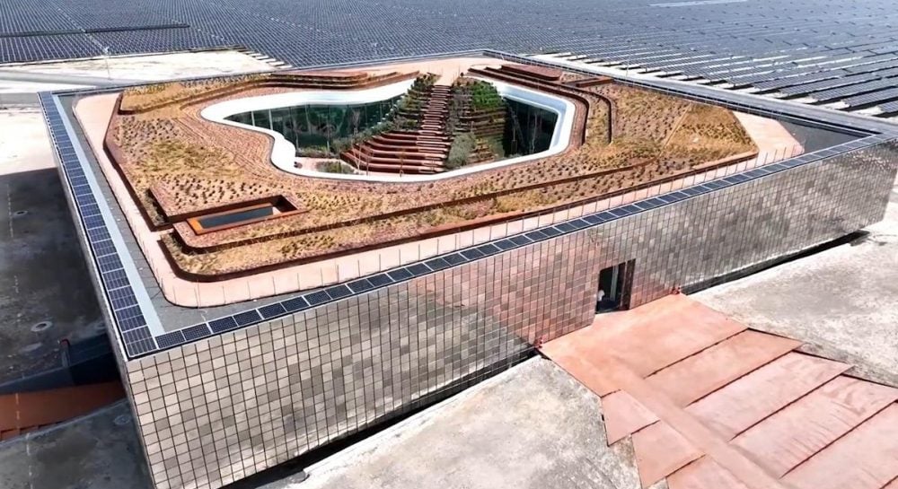 Крупнейшая солнечная электростанция в Европе обеспечивает энергией 2 миллиона человек