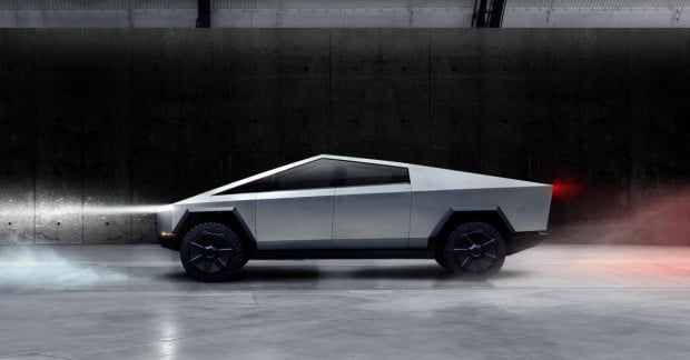 Tesla Cybertruck — мужчина решил проверить, как пикап едет по воде