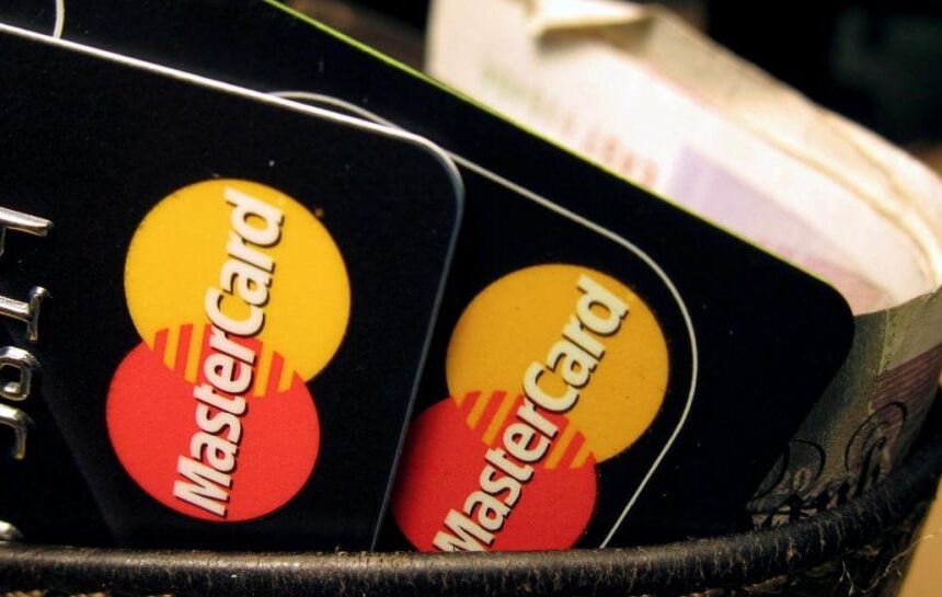 В России выведут из обращения платежные карты Visa и Mastercard