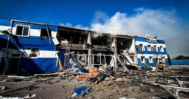Россияне ударили по молокозаводу под Броварами, есть погибшие и раненые (фото)