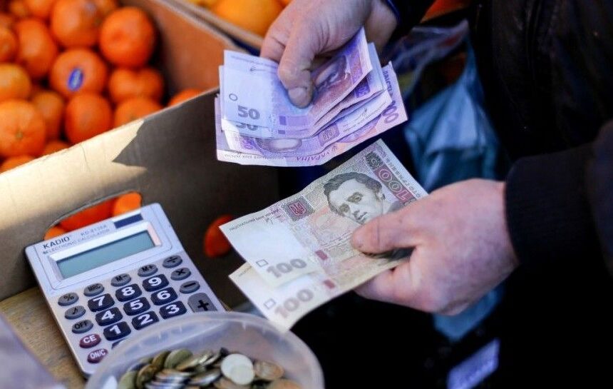 Цены в Украине впервые с начала года пошли вниз: Госстат сообщил, что подешевело