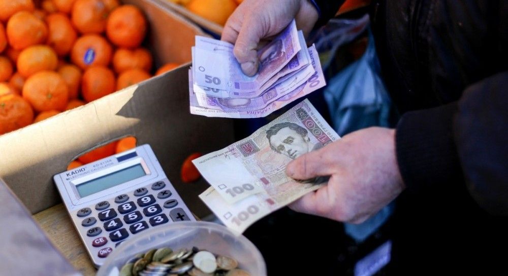 Цены в Украине впервые с начала года пошли вниз: Госстат сообщил, что подешевело