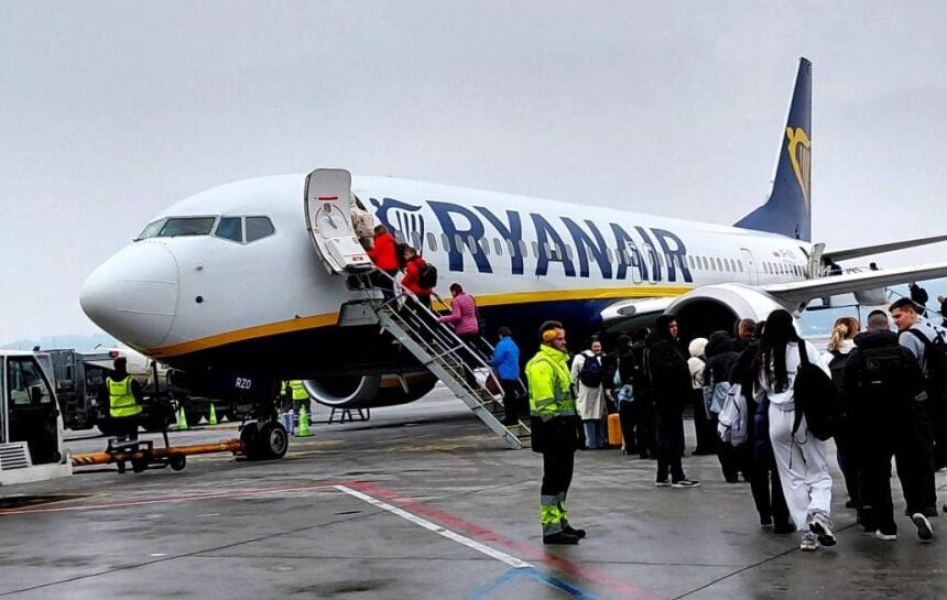 Пассажир Ryanair рассказал об инциденте с разбитым окном и о реакции авиакомпании