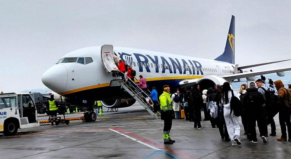 Пассажир Ryanair рассказал об инциденте с разбитым окном и о реакции авиакомпании