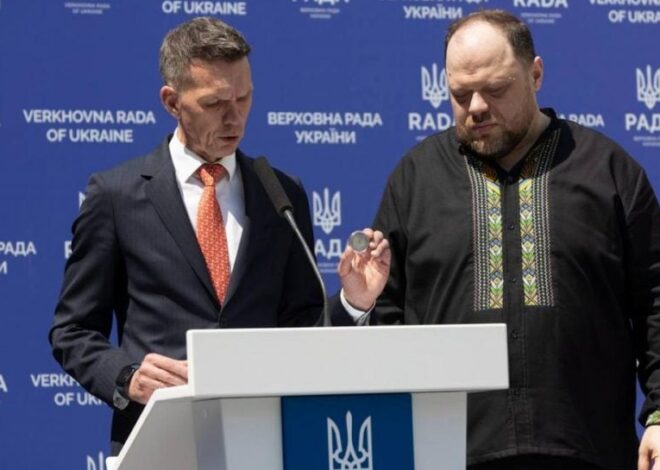 День Конституции – Нацбанк представил новую памятную монету