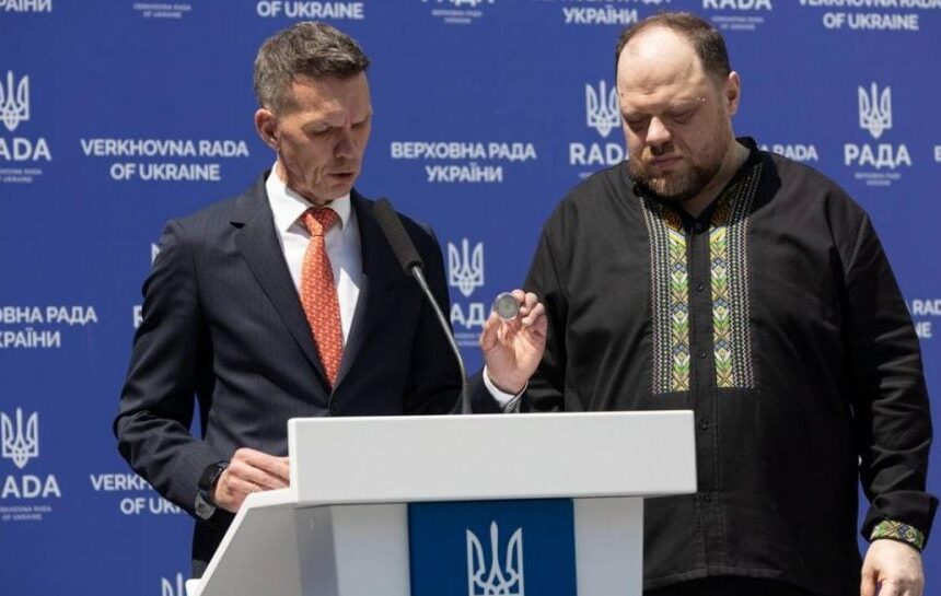 День Конституции – Нацбанк представил новую памятную монету