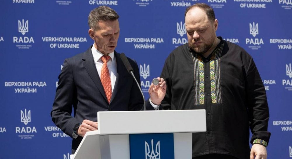 День Конституции – Нацбанк представил новую памятную монету