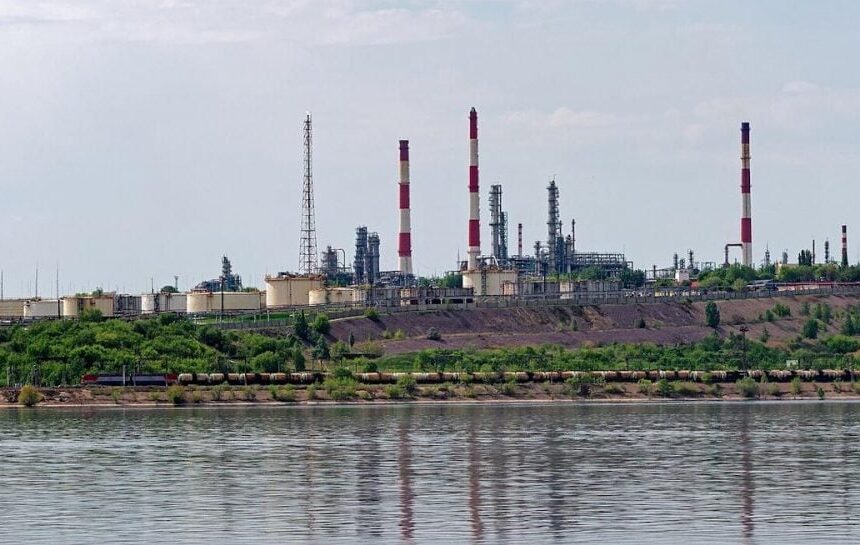 Саратовский НПЗ приостановил работу после удара дронов