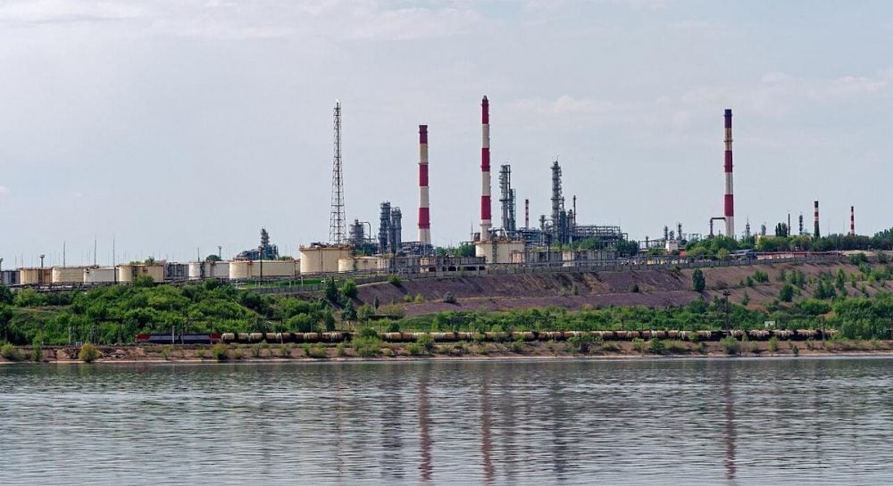 Саратовский НПЗ приостановил работу после удара дронов