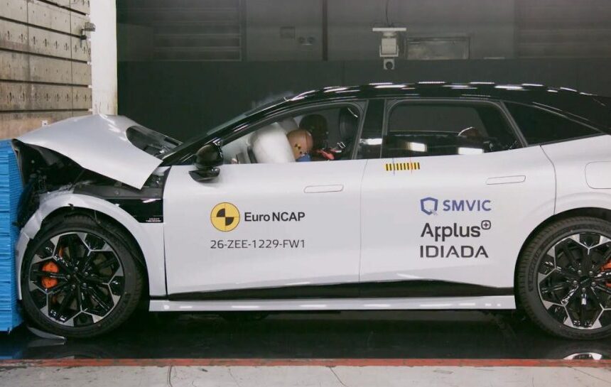 Китайский электромобиль Zeekr 7GT оказался безопаснее BMW iX3