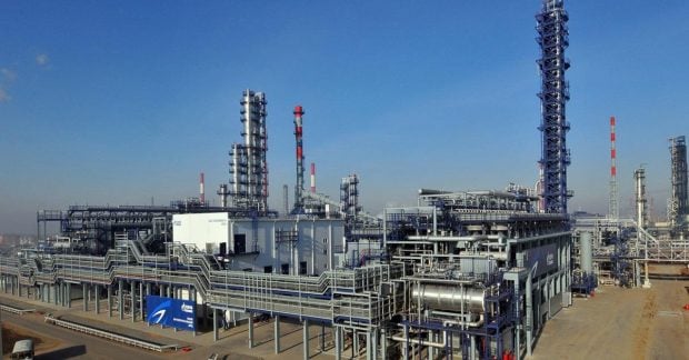 Удары по НПЗ — Омский нефтеперерабатывающий завод приостановил работу