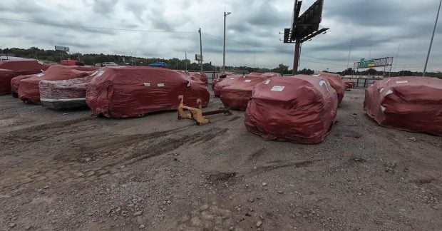 Кладбище автомобилей — в США мужчина обнаружил странное место