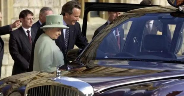 Королева Елизавета II владела Bentley за $12 млн: чем уникален королевский лимузин