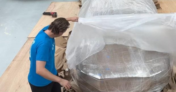 Мужчина купил Bugatti на Alibaba за 30 тысяч долларов и получил кузов из пенопласта
