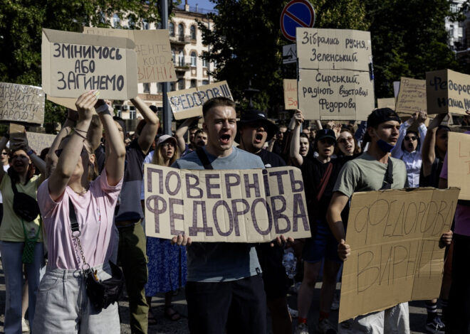 Спонсори «картонного Майдану»: хто платить за захист крісла Федорова