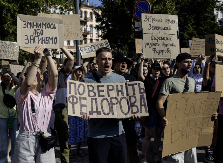 Спонсори «картонного Майдану»: хто платить за захист крісла Федорова