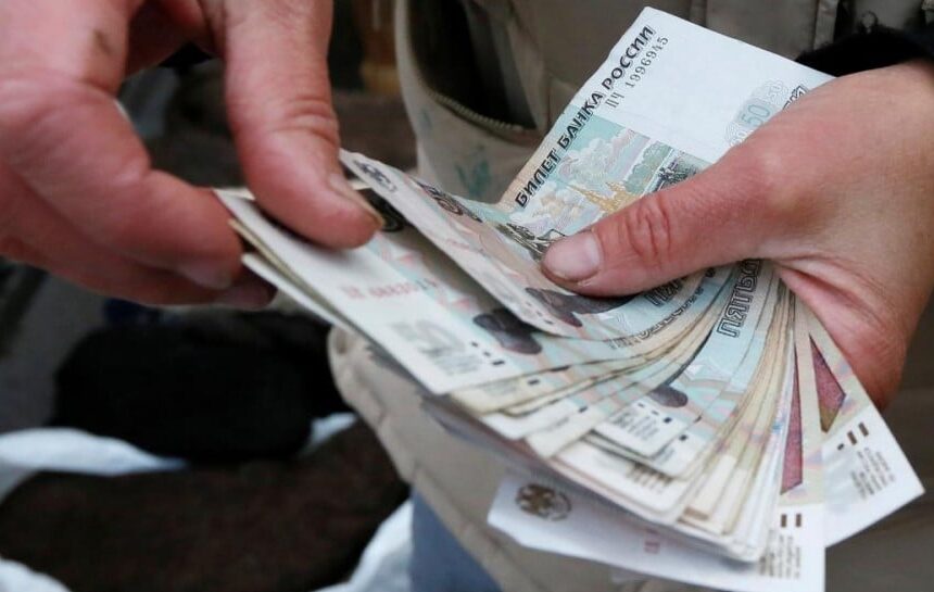 Экономика России ухудшается: россияне тратят свои сбережения