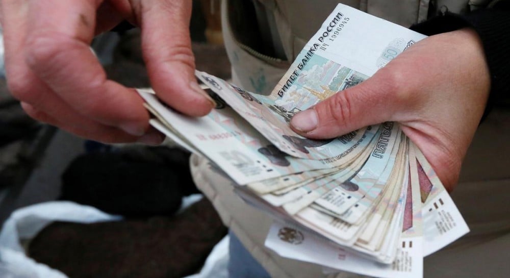 Экономика России ухудшается: россияне тратят свои сбережения