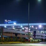 Пассажирам в аэропорту Кишинева становится тесно в терминалах, и там возводят новые навесы