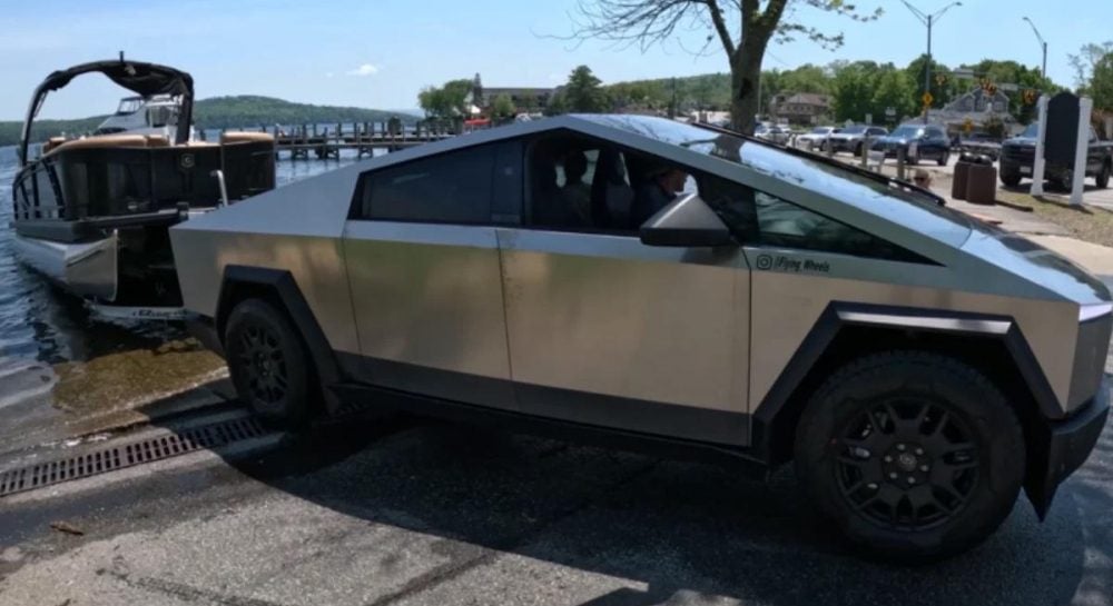 Tesla Cybertruck оказался ужасно неэффективен при буксировке прицепа