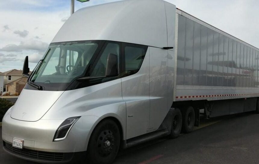 Tesla получила гигантский контракт на грузовики Semi: кто заказал рекордную партию